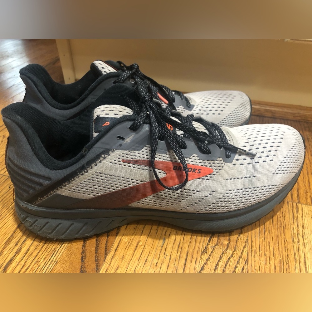 Brooks Men’s Gray and Black with Burnt Orange color Athletic Shoes Sz 8.5